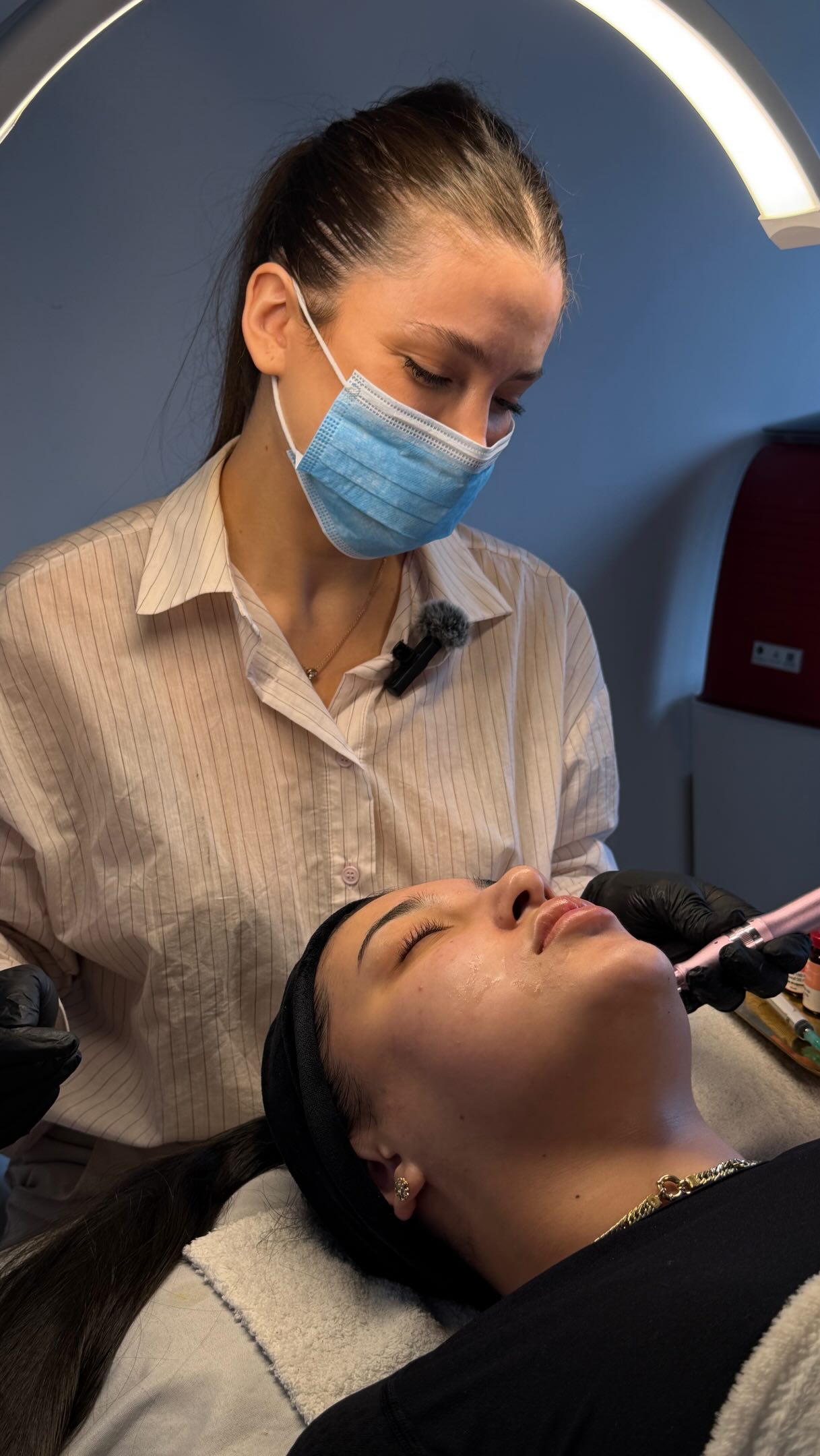 Microneedling con dermapen en la cabina de ByH Estética: la cosmetóloga trabaja la mandíbula de una clienta recostada
