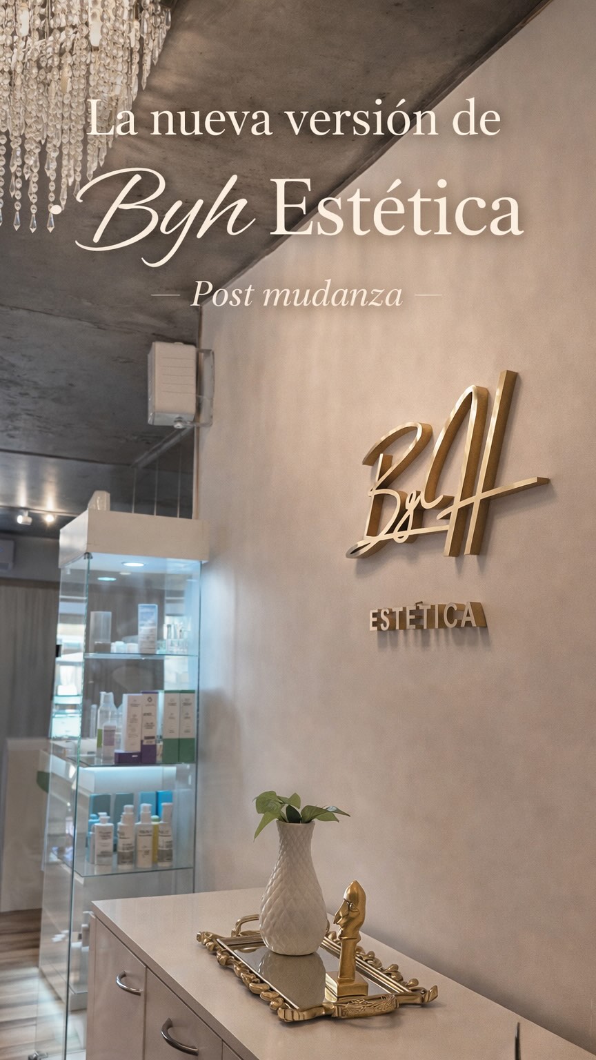 La recepción de ByH Estética: el cartel dorado ByH Estética en la pared, la vitrina de productos y un mueble con bandeja dorada